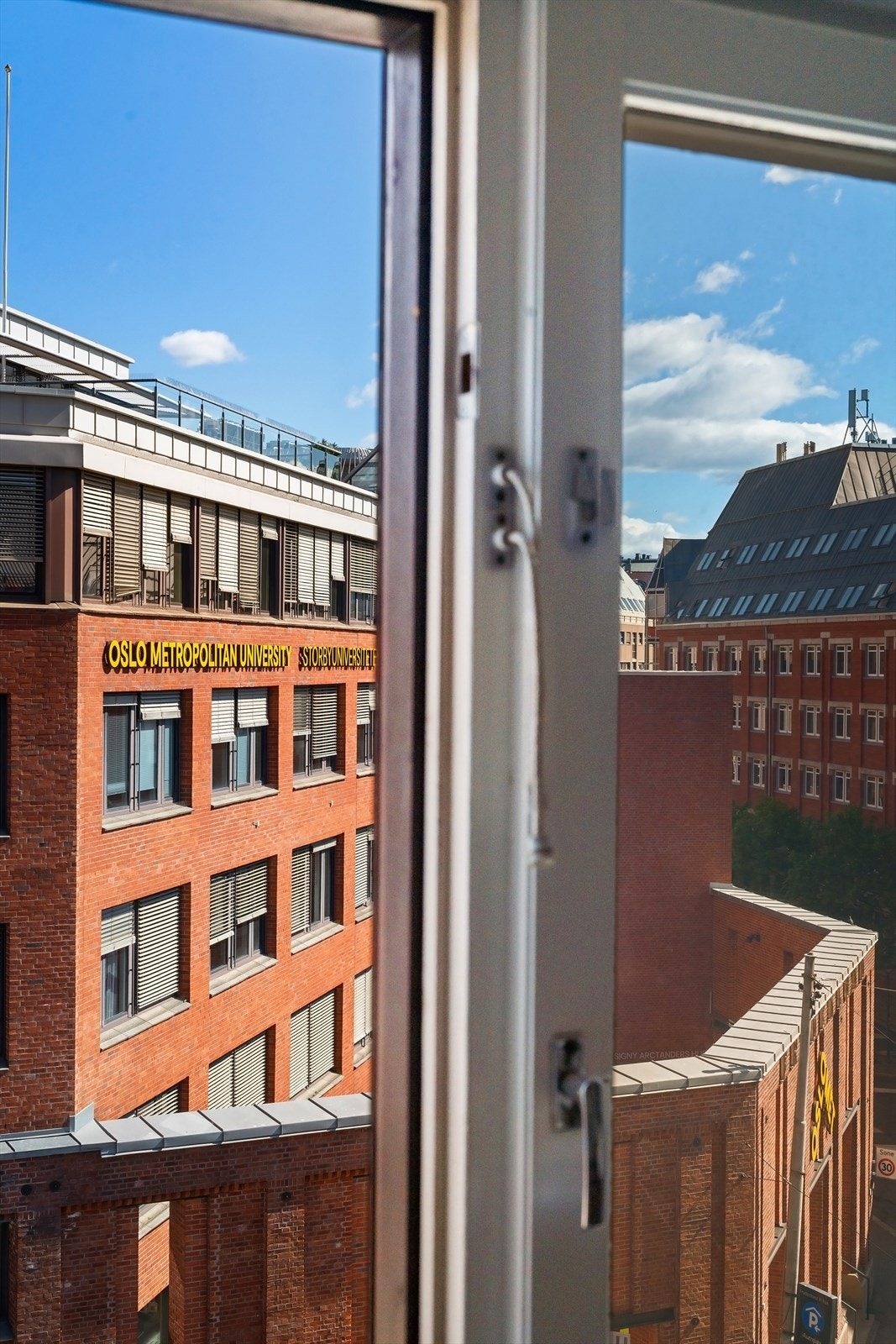 Utsikt mot Oslo Met og klassiske bygårder. Galleribilde
