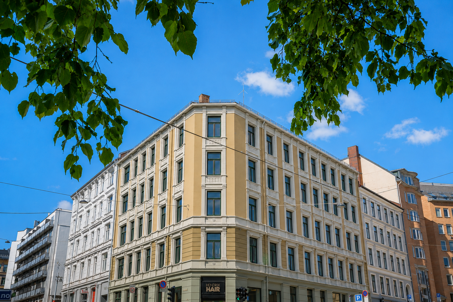 Urbant og levende område med umiddelbar nærhet til alt Oslo har å by på (fasade på bildet er AI redigert og skal illustrere ferdig rehabilitert/malt fasade, avvik forekommer og er kun ment som illustrasjon) Galleribilde