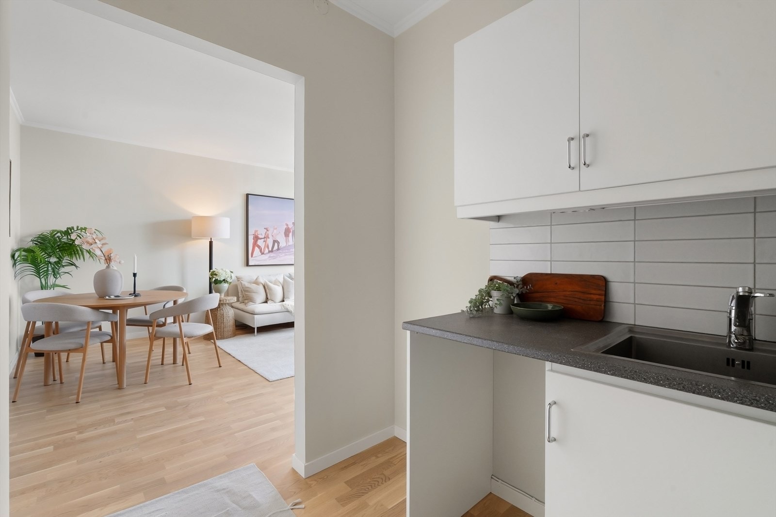 Det er plass til kjøl/frys og komfyr, samt opplegg for oppvaskmaskin. Galleribilde
