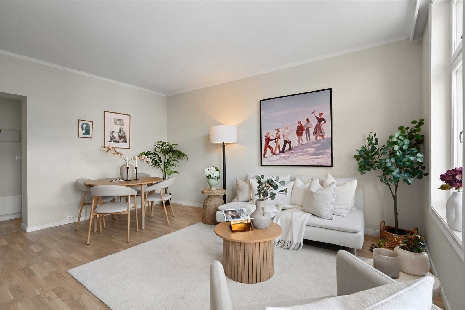 Stuen lar seg lett møblere i flere naturlige soner, med plass til både sofagruppe og spisebord med stoler. Galleribilde