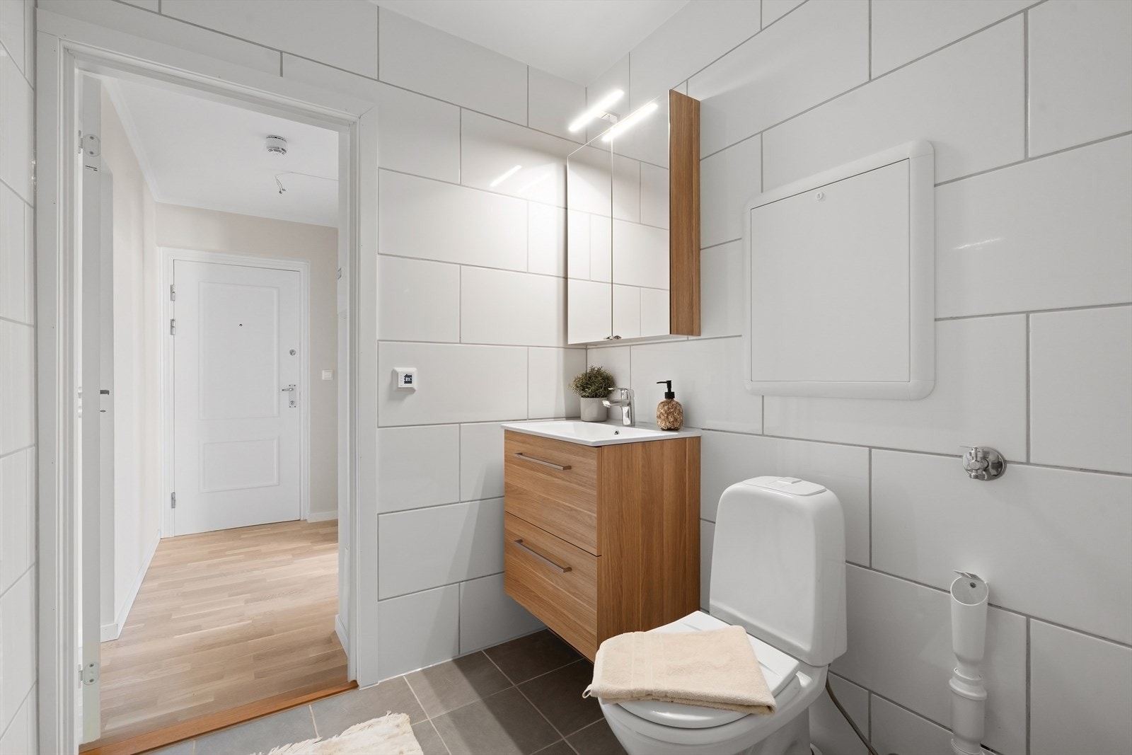 Badet er utstyrt med heldekkende servant med underskap, armatur, klosett, dusjhjørne, samt opplegg for vaskemaskin. Galleribilde