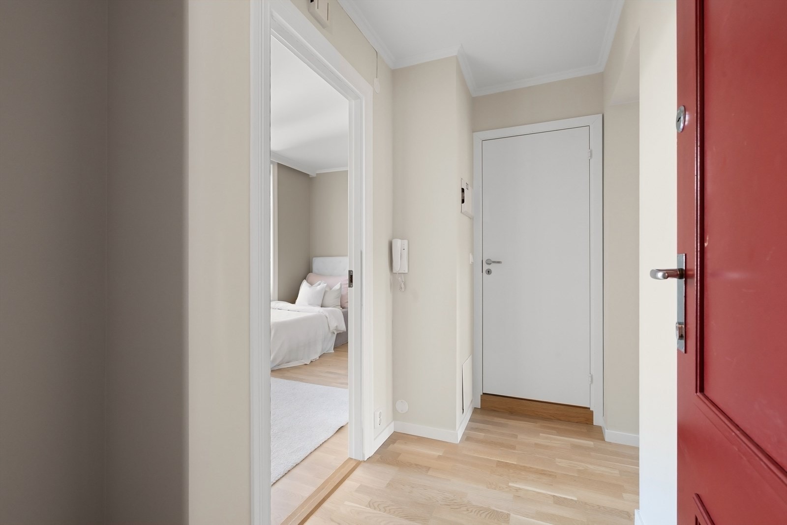 Lys entré med adkomst til soverom, stue og bad. Galleribilde
