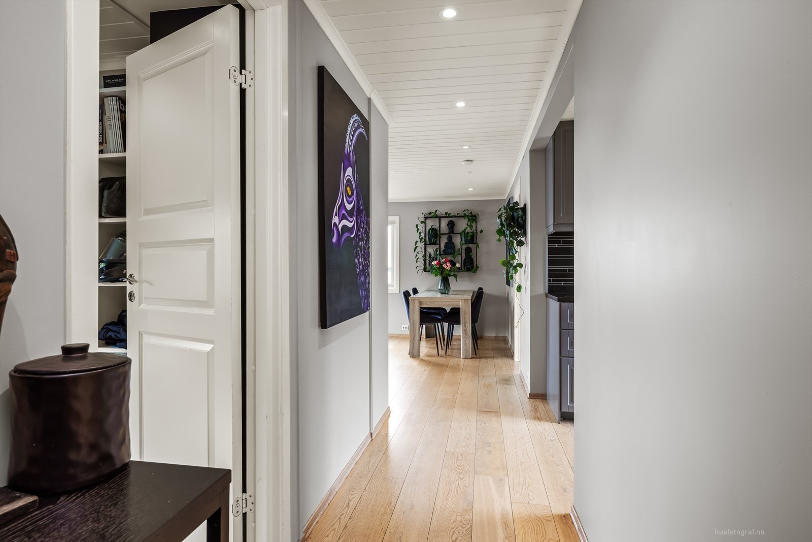 Gangen binder rommene sammen og har downlights i tak. Galleribilde