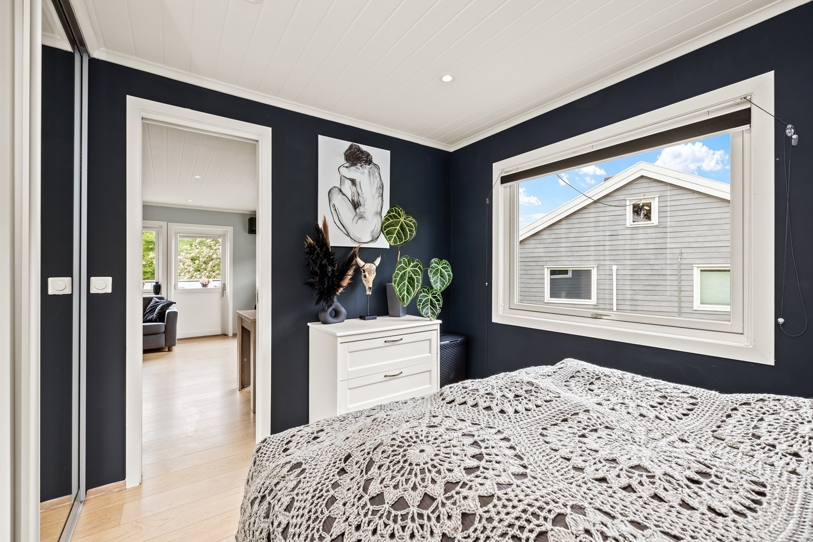 Hovedsoverommet har god plass til dobbeltseng og er utstyrt med en romslig skyvedørsgarderobe. Galleribilde