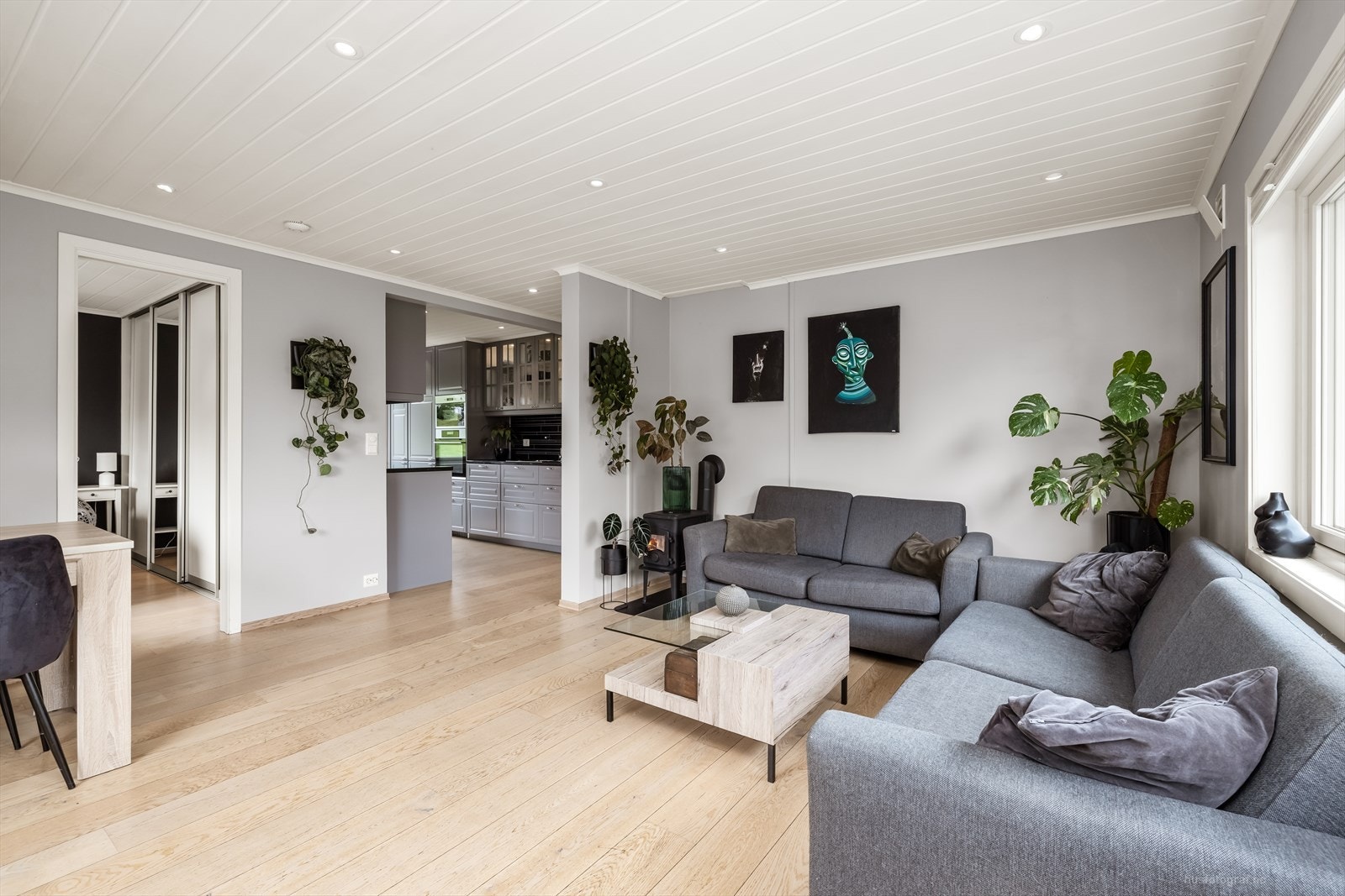 Stuen er romslig og lett å møblere etter eget ønske. Galleribilde