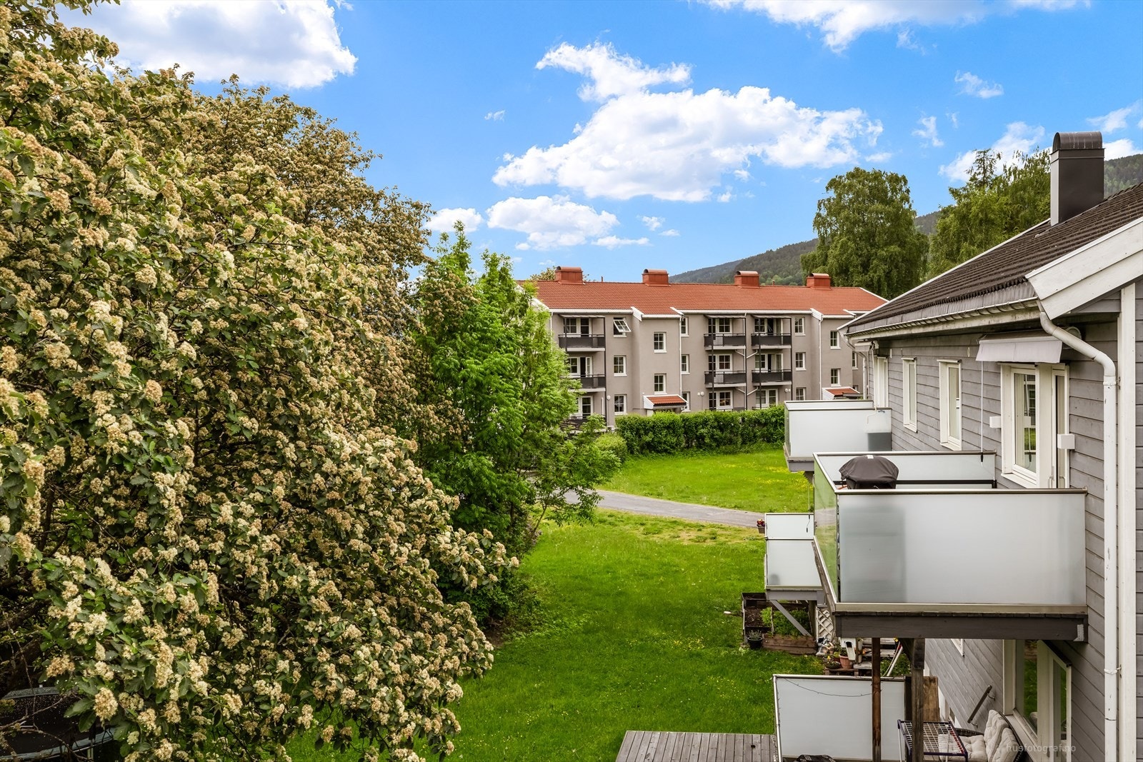 Sameiet har velholdte fellesarealer og parkering på felles gårdsplass. Galleribilde