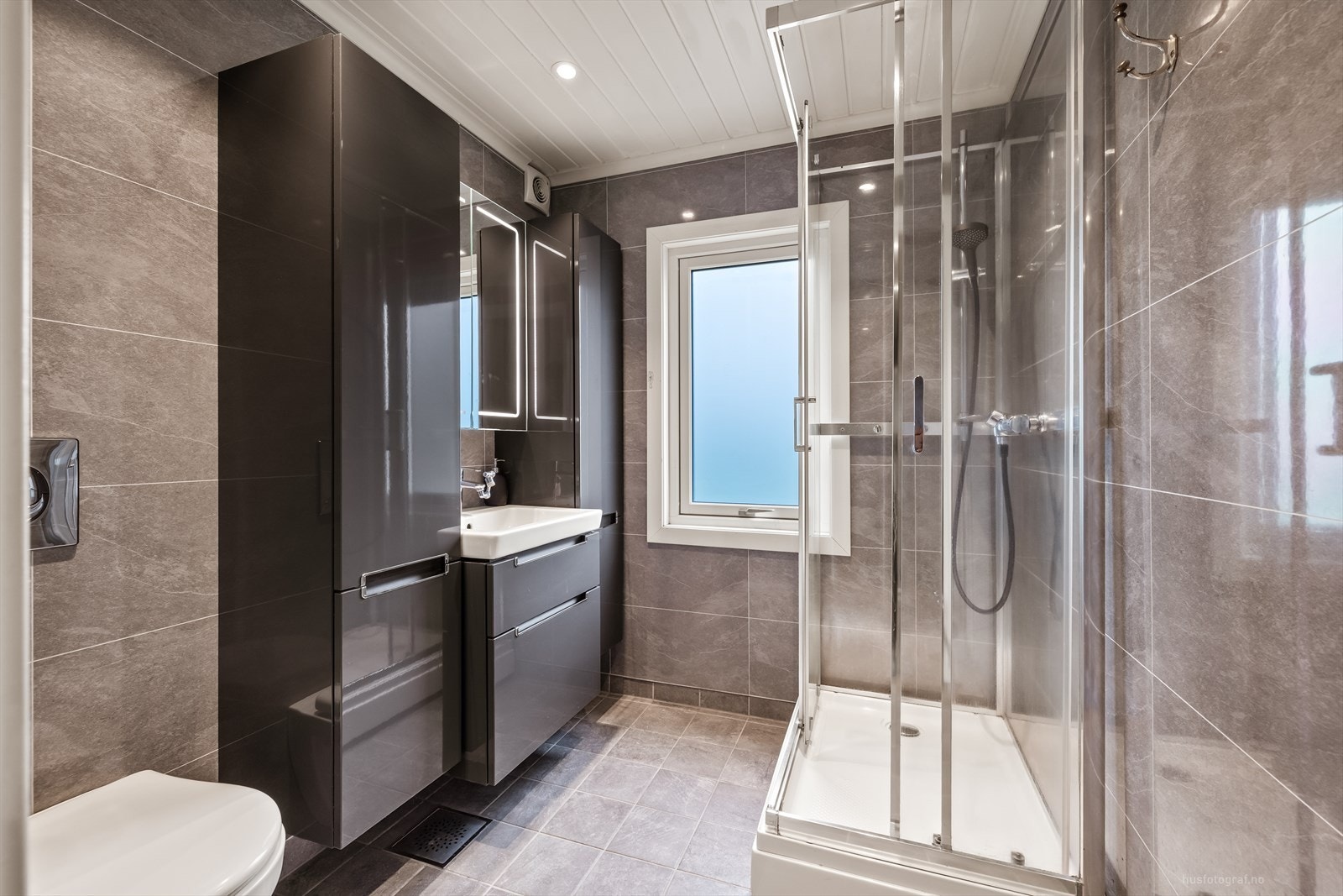 Badet ble pusset opp i 2018 med fliser og varmekabler på gulv, dusjkabinett og vegghengt toalett. Galleribilde