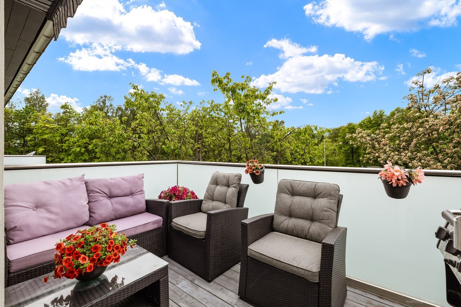 Fra stuen er det utgang til en terrasse på 7 m² med plass til en hyggelig sittegruppe. Galleribilde