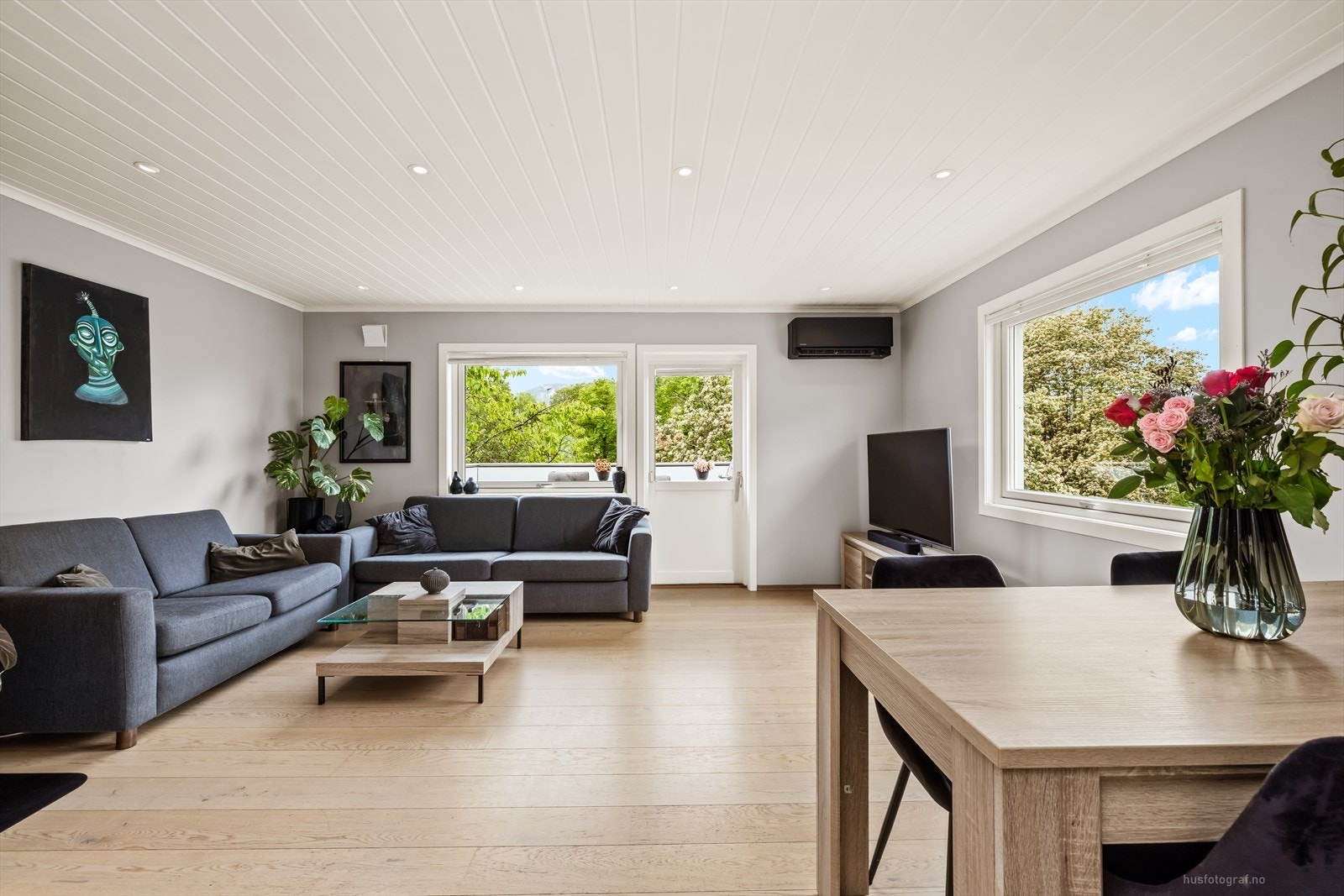 Stuen har plass til både spisebord og sofagruppe. Nyere luft-til-luft varmepumpe gir god temperatur året gjennom. Galleribilde