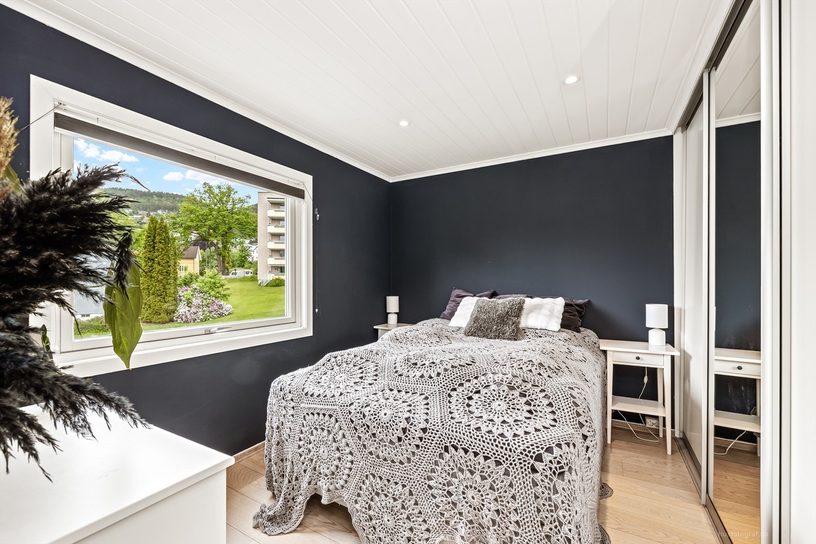 Fra soverommet er det utsikt mot de grønne fellesområdene. Galleribilde