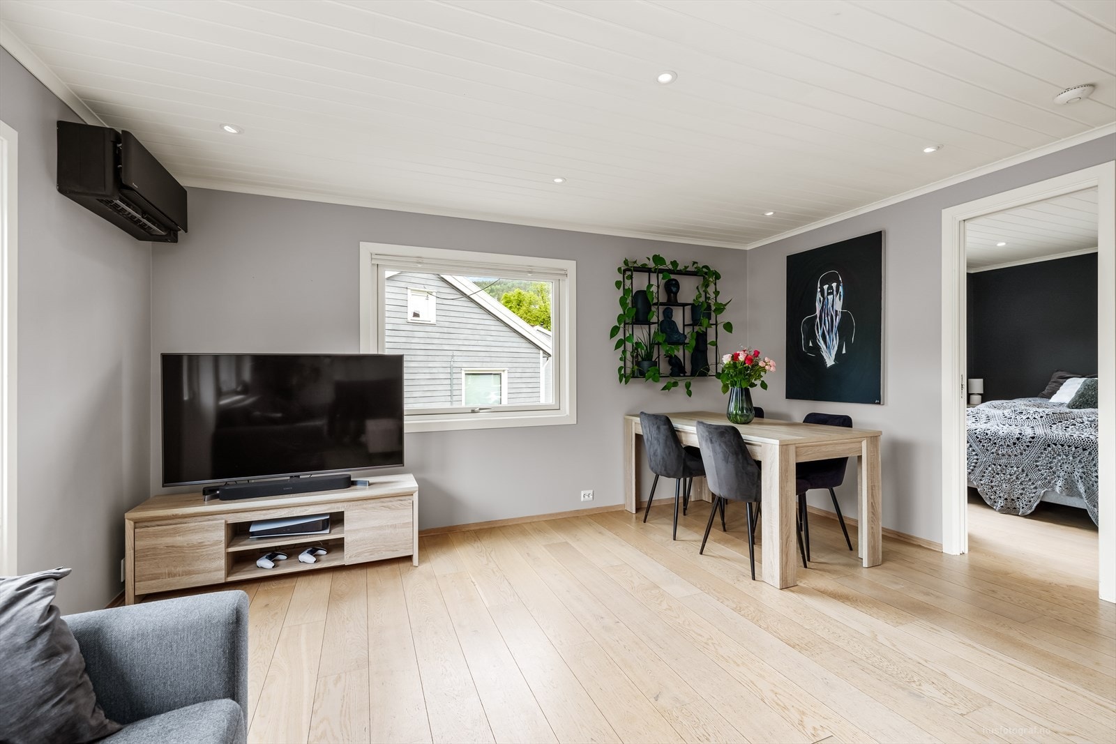 Gjennomgående parkett fra 2018 og innfelte downlights i taket gir et helhetlig inntrykk. Galleribilde