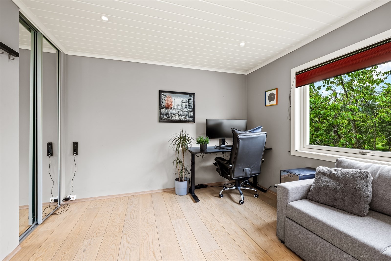 Også dette soverommet har en praktisk skyvedørsgarderobe for effektiv oppbevaring. Galleribilde