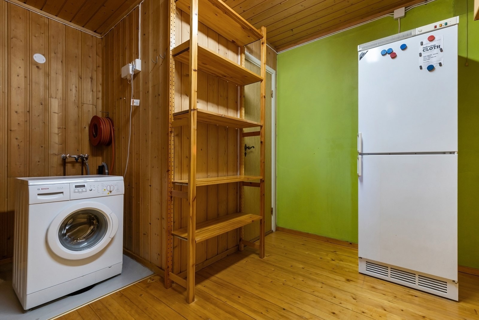 Eget vaskerom/tørkerom. Rommet har vegger med panel og malt betong, samt betonggulv med etablert fall ved vaskemaskin. Galleribilde