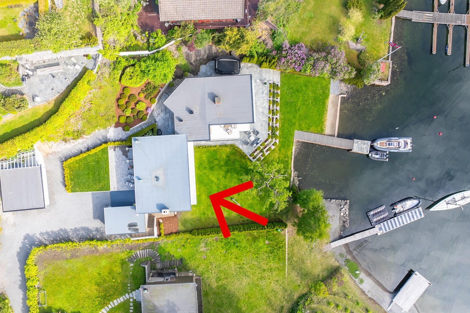 Huset som selges vist med rød pil. Nabohuset (nr. 18) er også ute for salg. Disse eiendommene kan kjøpes samlet. Galleribilde