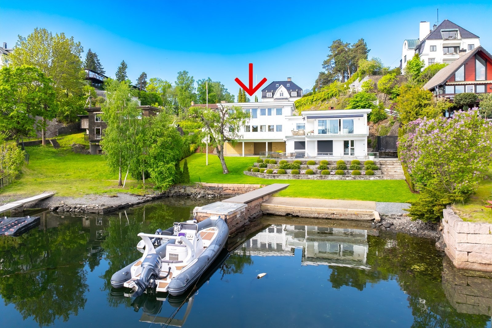 Huset er markert i rødt. Med huset følger rett til å benytte strandparsell, brygge og båtplass på steinbrygge. Galleribilde
