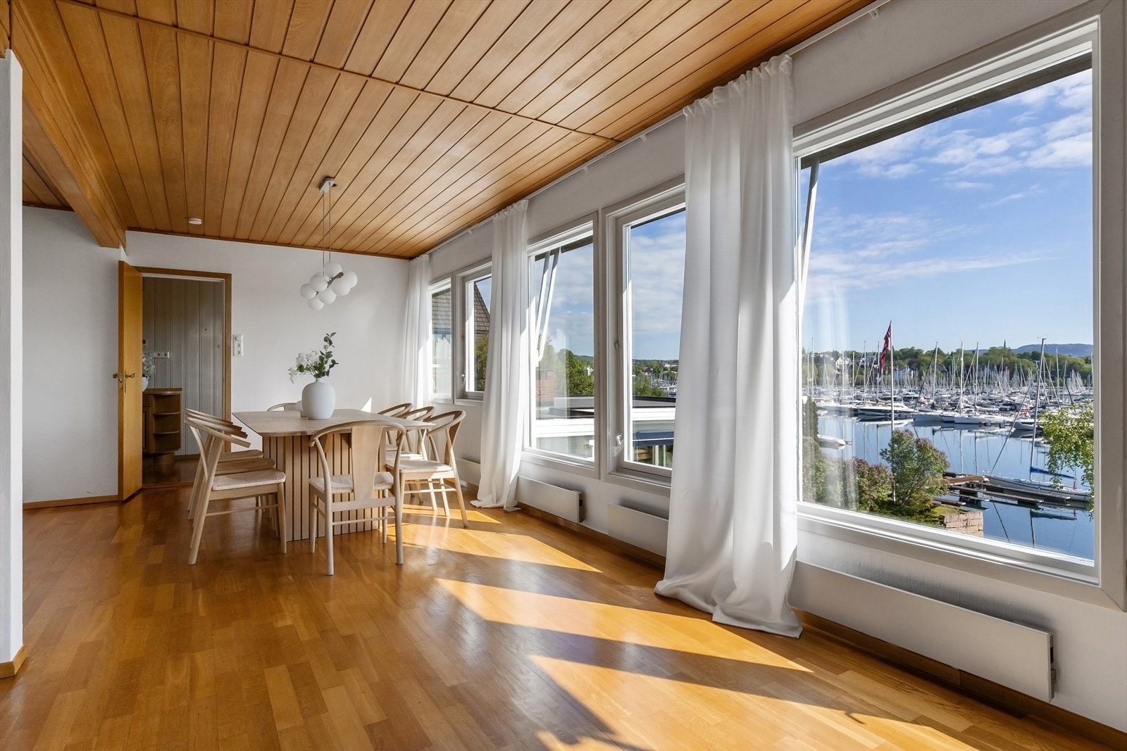 Boligen har romslige oppholdsrom med egen sone for stue, spisestue og kjøkken. Galleribilde