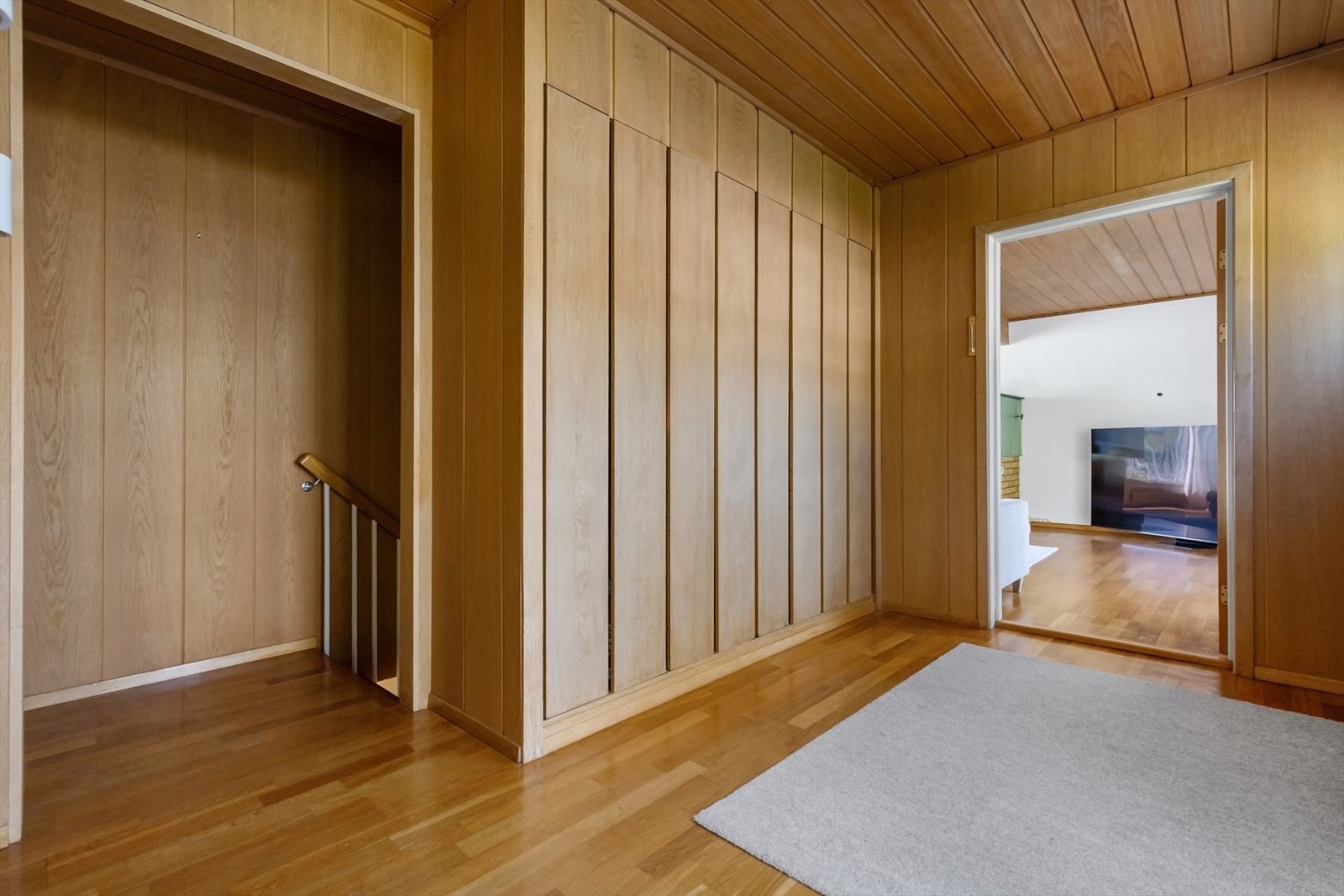 Romslig gang med god oppbevaringsplass i snekkertilpasset garderobe. Galleribilde