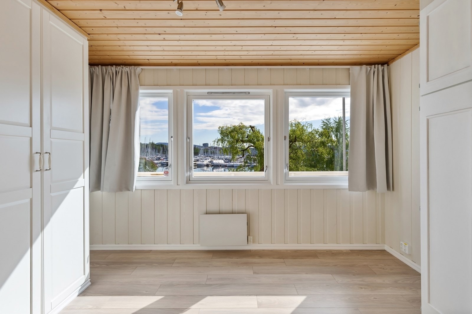 Soverom 2 av god størrelse og plass til dobbeltseng og tilhørende møblement. Galleribilde
