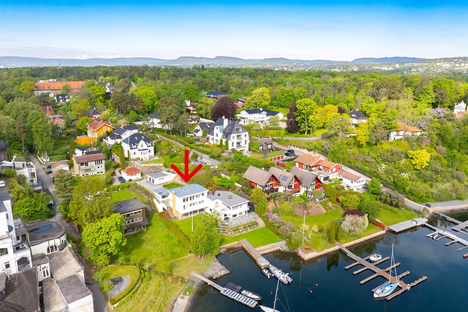 Dronefoto. Eiendommen har en svært attraktiv beliggenhet på Bygdøy, en av Oslos mest ettertraktede boligadresser. Galleribilde