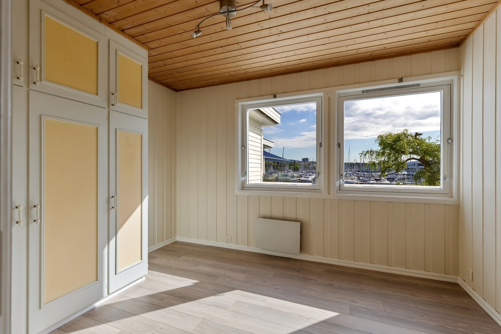 Soverom 3 av god størrelse og plass til dobbeltseng med tilhørende møblement. Galleribilde