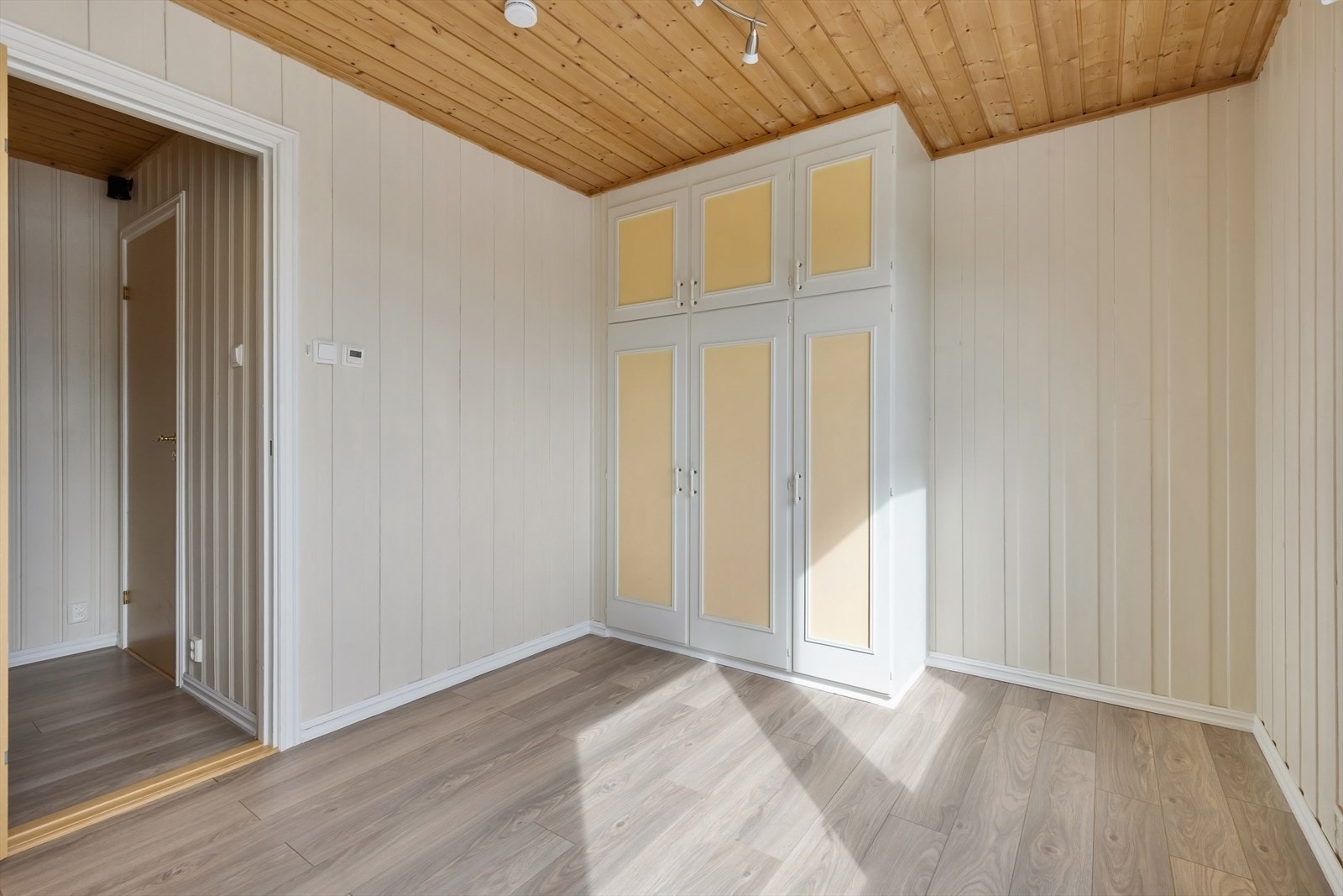 Fast garderobeskap med god oppbevaringsplass. Galleribilde