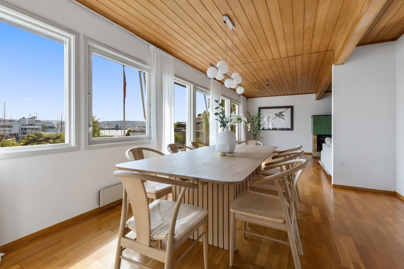 Det er rikelig med plass til spisebord av god størrelse. Galleribilde