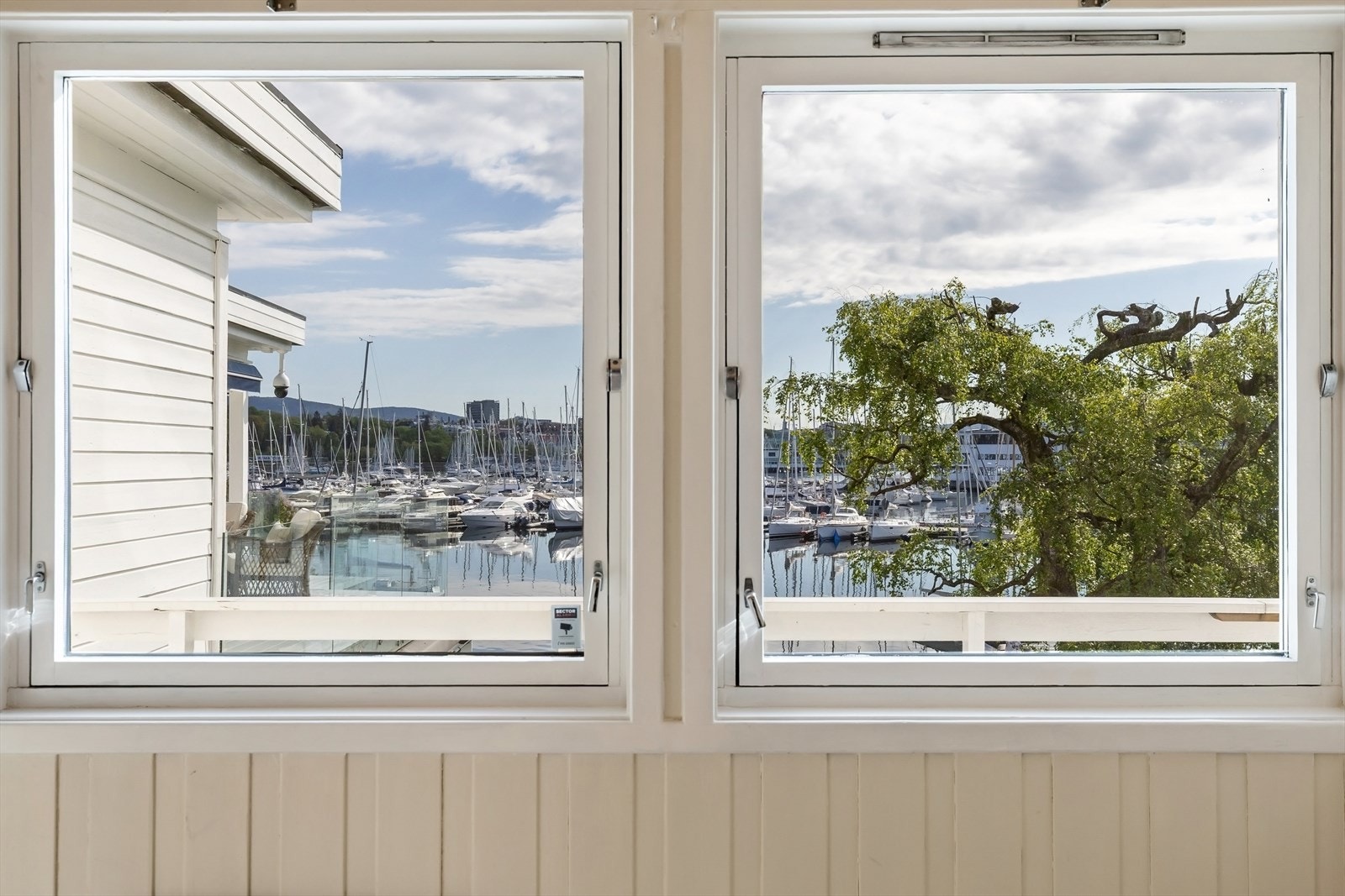 Store vindusflater som gir behagelig dagslys. Galleribilde