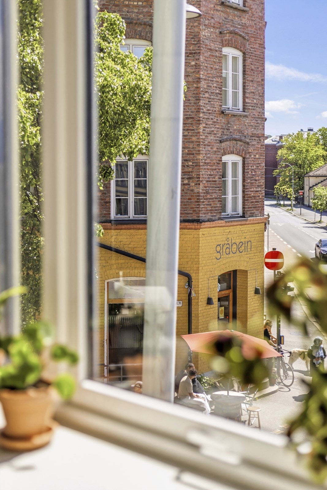 Like utenfor døren ligger nabolagsfavoritten Gråbein Bar, som byr på et rikt utvalg arrangementer - fra konserter og quiz til den årlige, populære "Gråbeinfestivalen". Galleribilde
