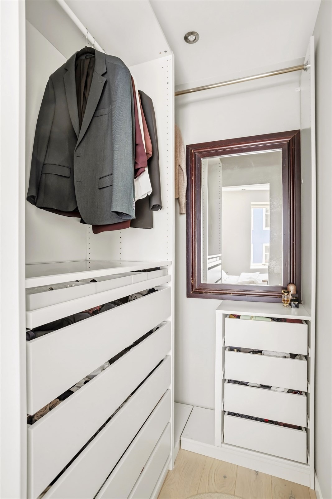 I tilknytning til hovedsoverommet finner du en praktisk walk-in-closet - perfekt til oppbevaring av klær, sko og smykker. Galleribilde