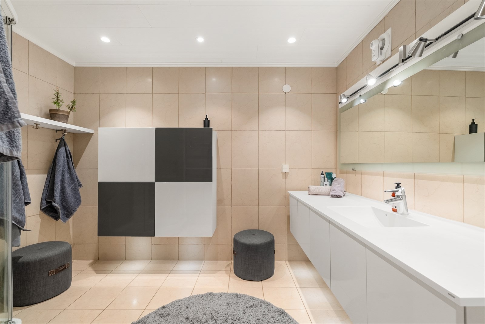 Badet ble pusset opp i 1999 og har fliser på vegger, panel i tak og flislagt gulv med elektriske varmekabler. Galleribilde