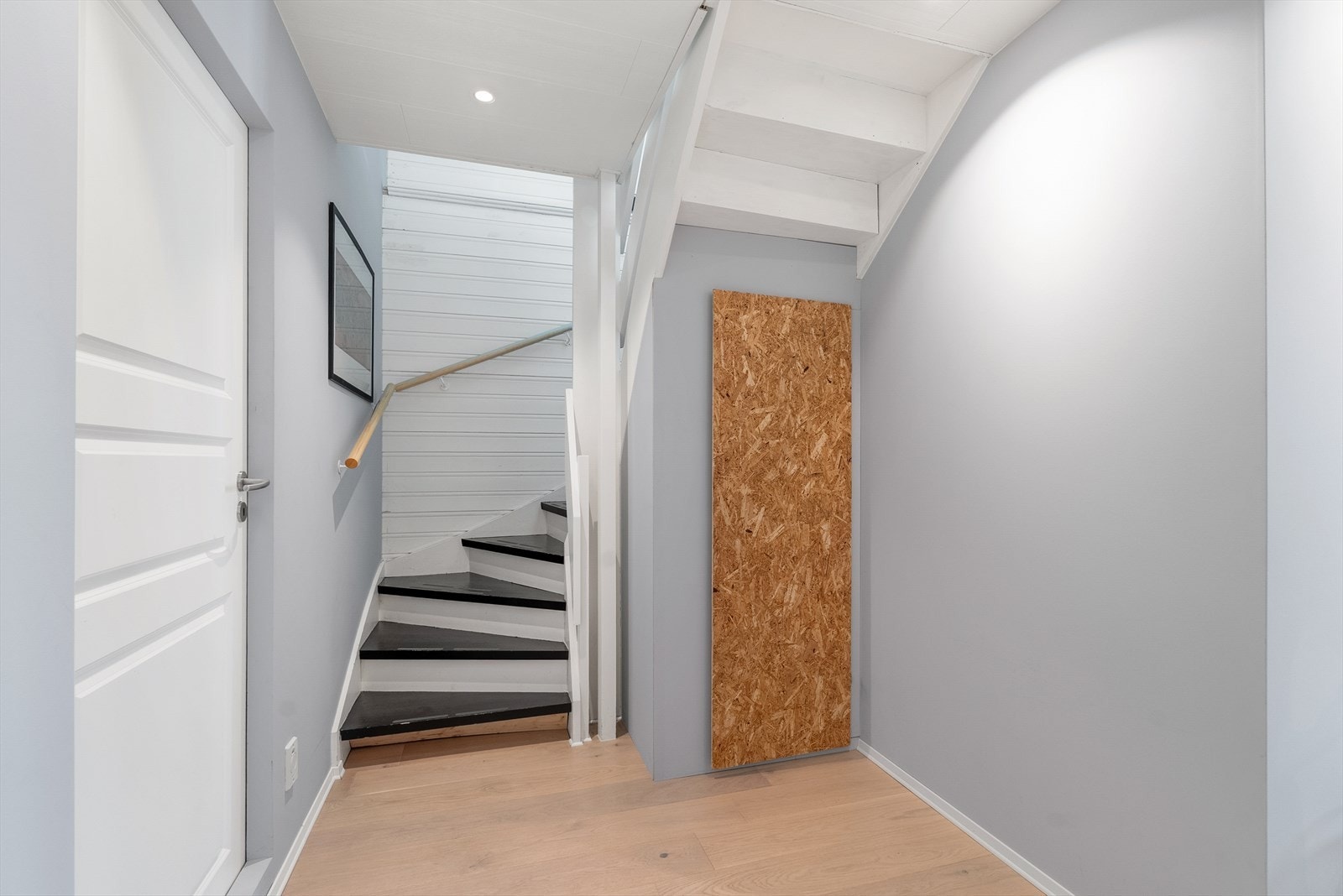 Den malte tretrappen binder etasjene sammen. Galleribilde