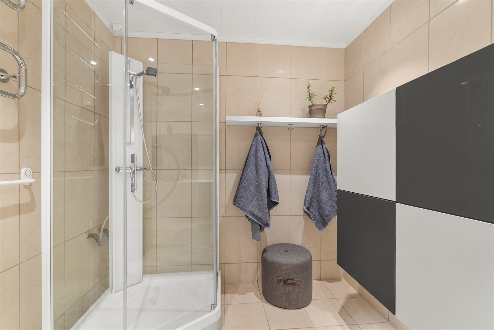 Videre er badet utstyrt med et dusjkabinett, samt venitilasjon via elektrisk vifte. Galleribilde