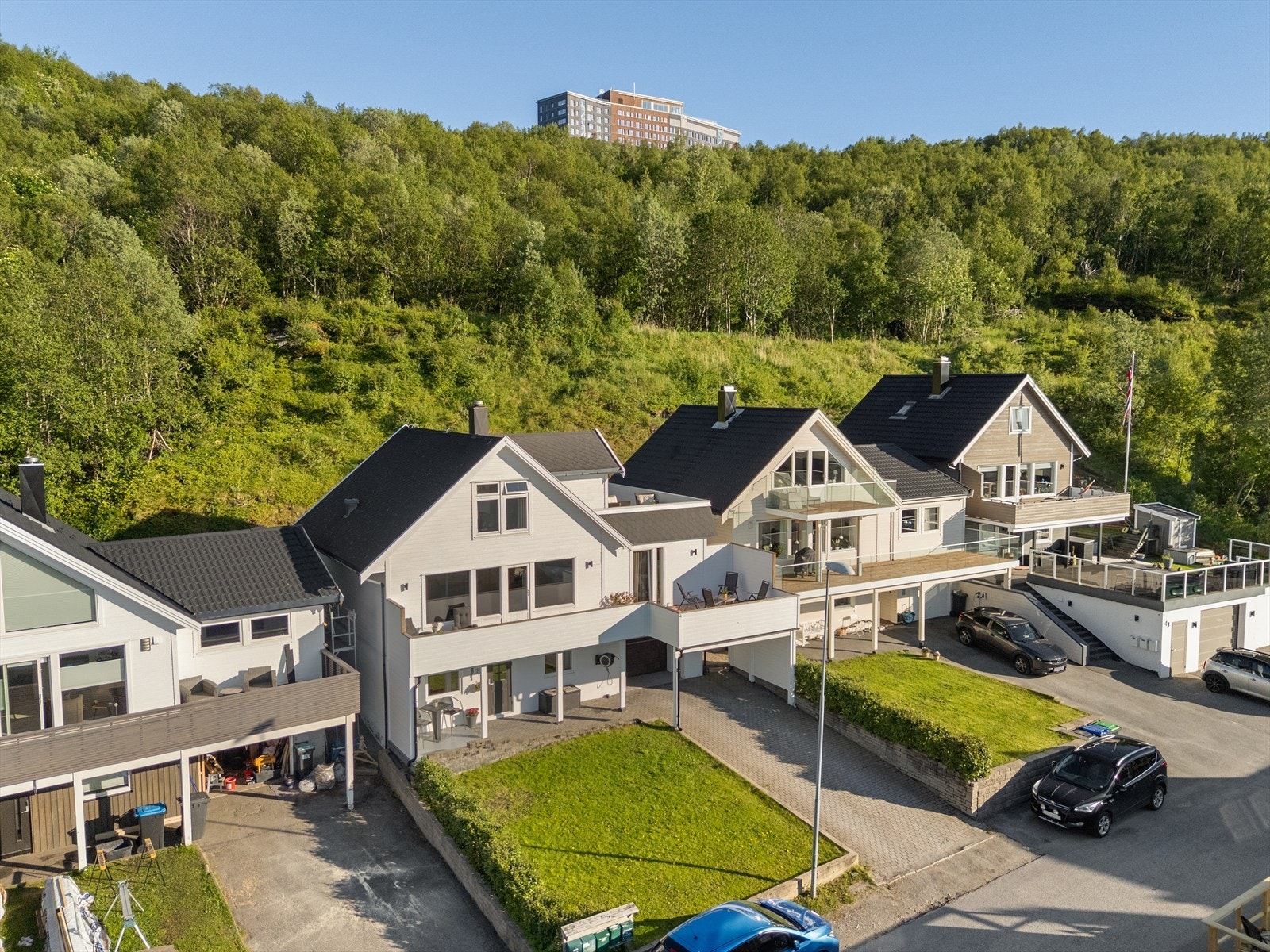 Eiendommen ligger i et etablert og rolig boligområde med umiddelbar nærhet til turstier. Galleribilde