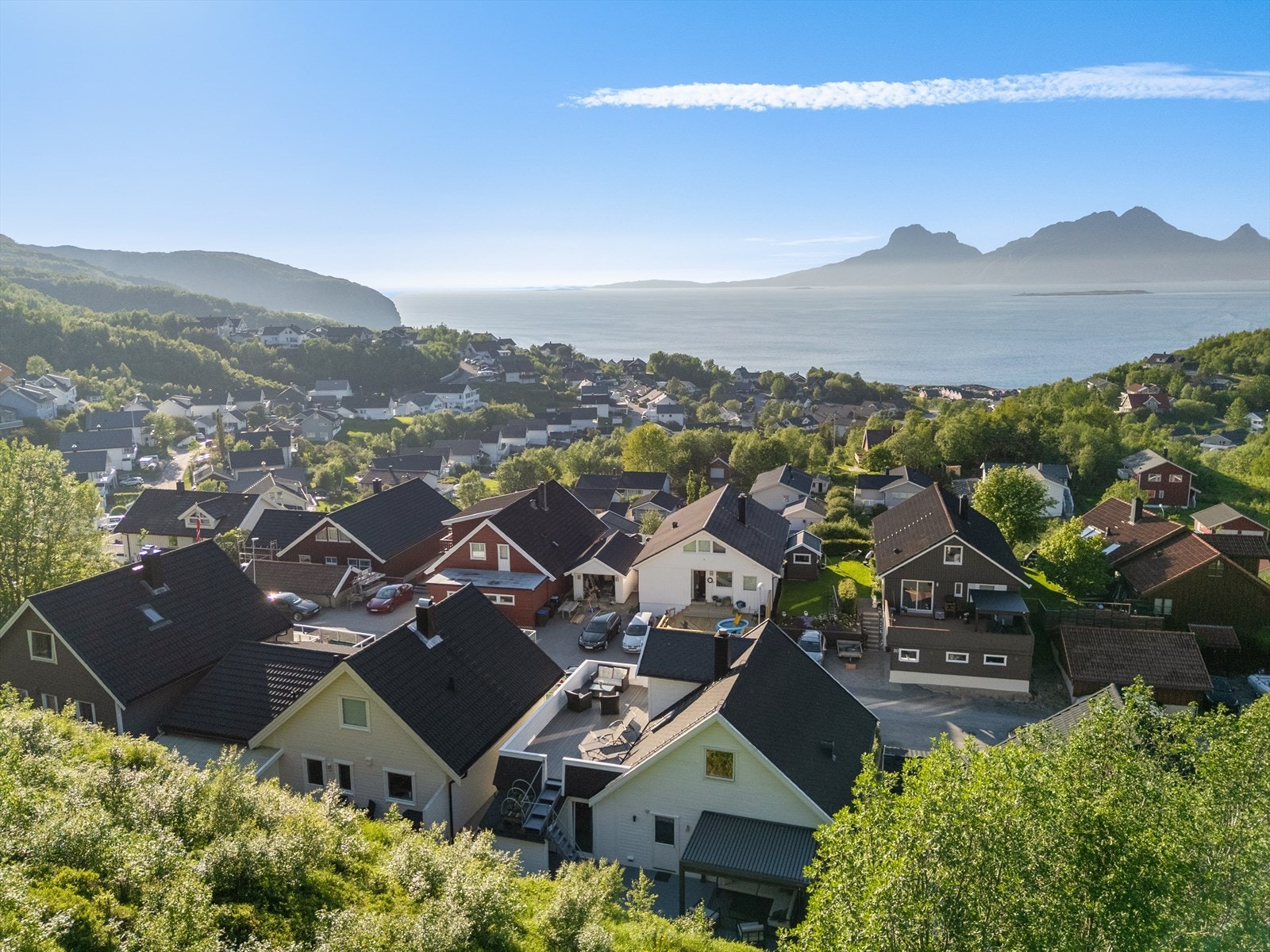Høyt og fritt øverst i Skivika ligger denne velholdte eneboligen, med vidstrakt utsikt over havet og mot Landegode. Galleribilde