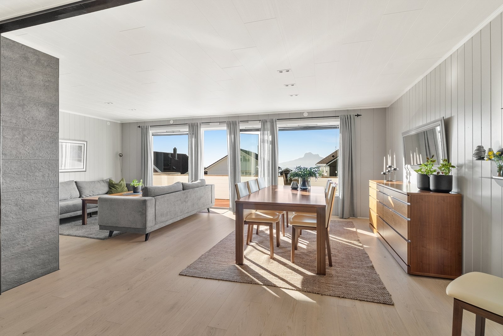 Stuen oppleves romslig og lys, med store vindusflater som slipper inn godt med daglys og som rammer inn den flotte utsikten over nærområdet. Galleribilde