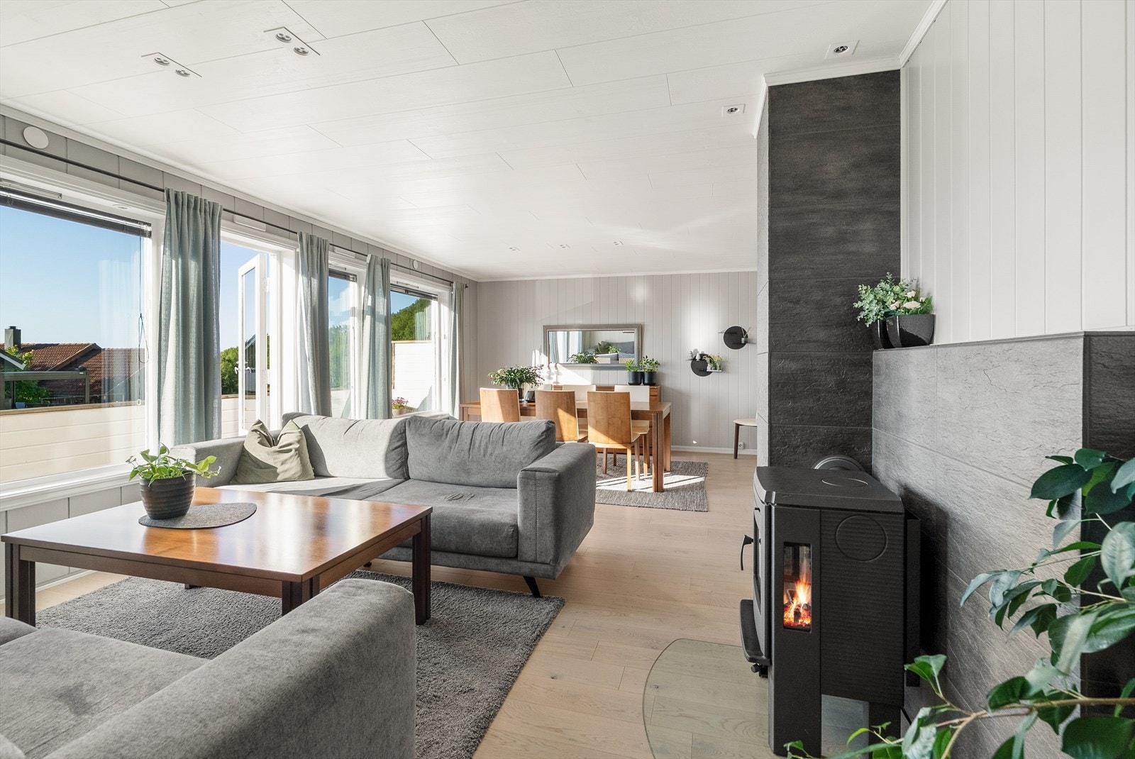 Den åpne løsningen gir en sosial og luftig atmosfære i boligens hovedetasje. Galleribilde