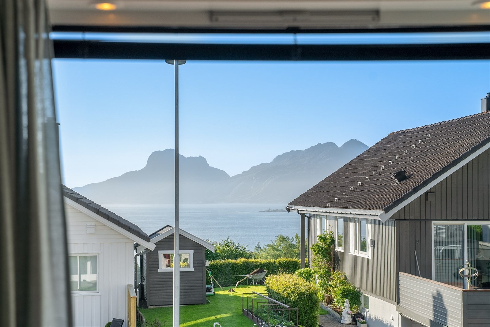 Fra stuevinduene har man et fantastisk utsyn. Galleribilde