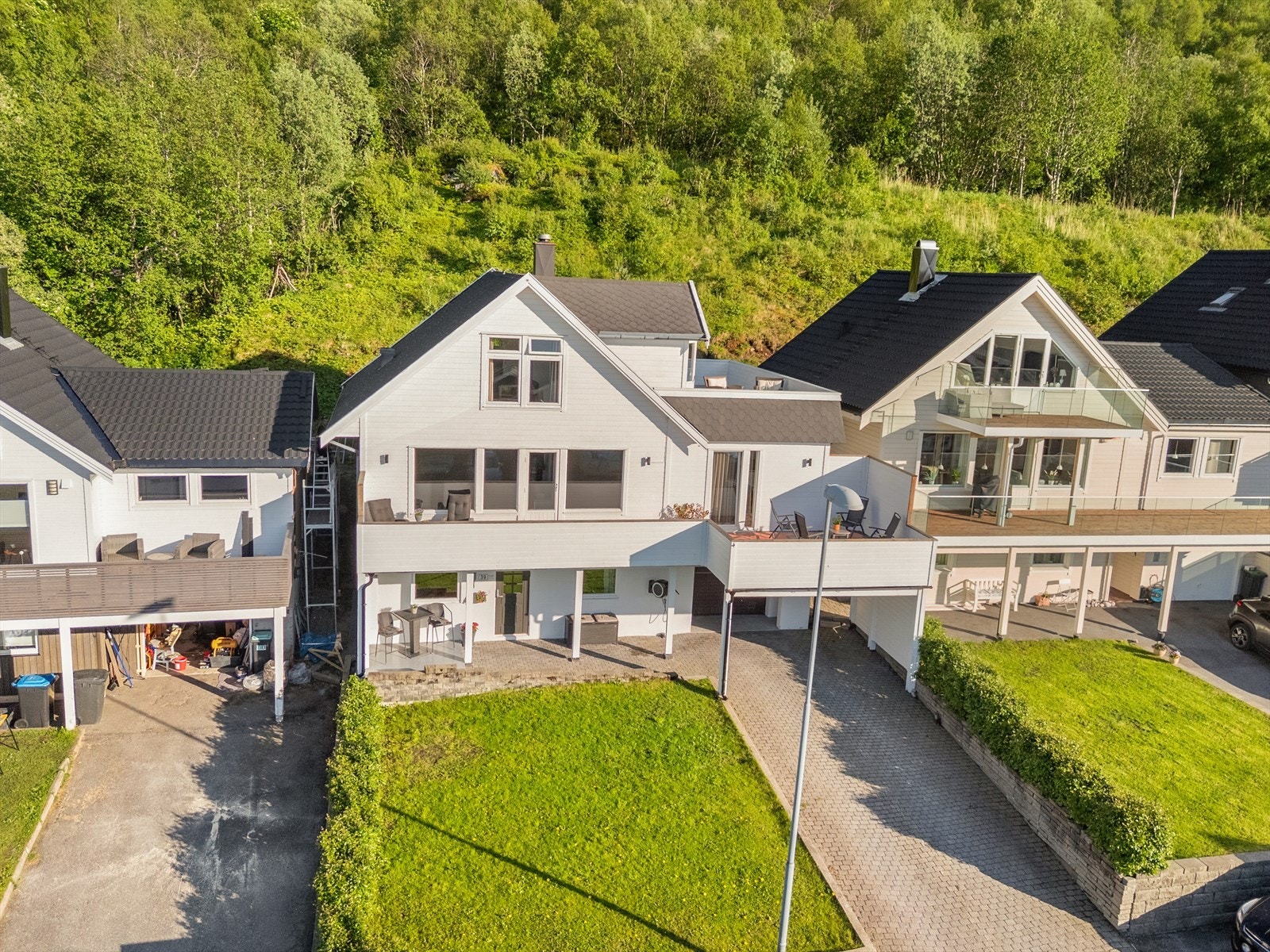 Boligen har en praktisk integrert garasje i underetasjen. Galleribilde