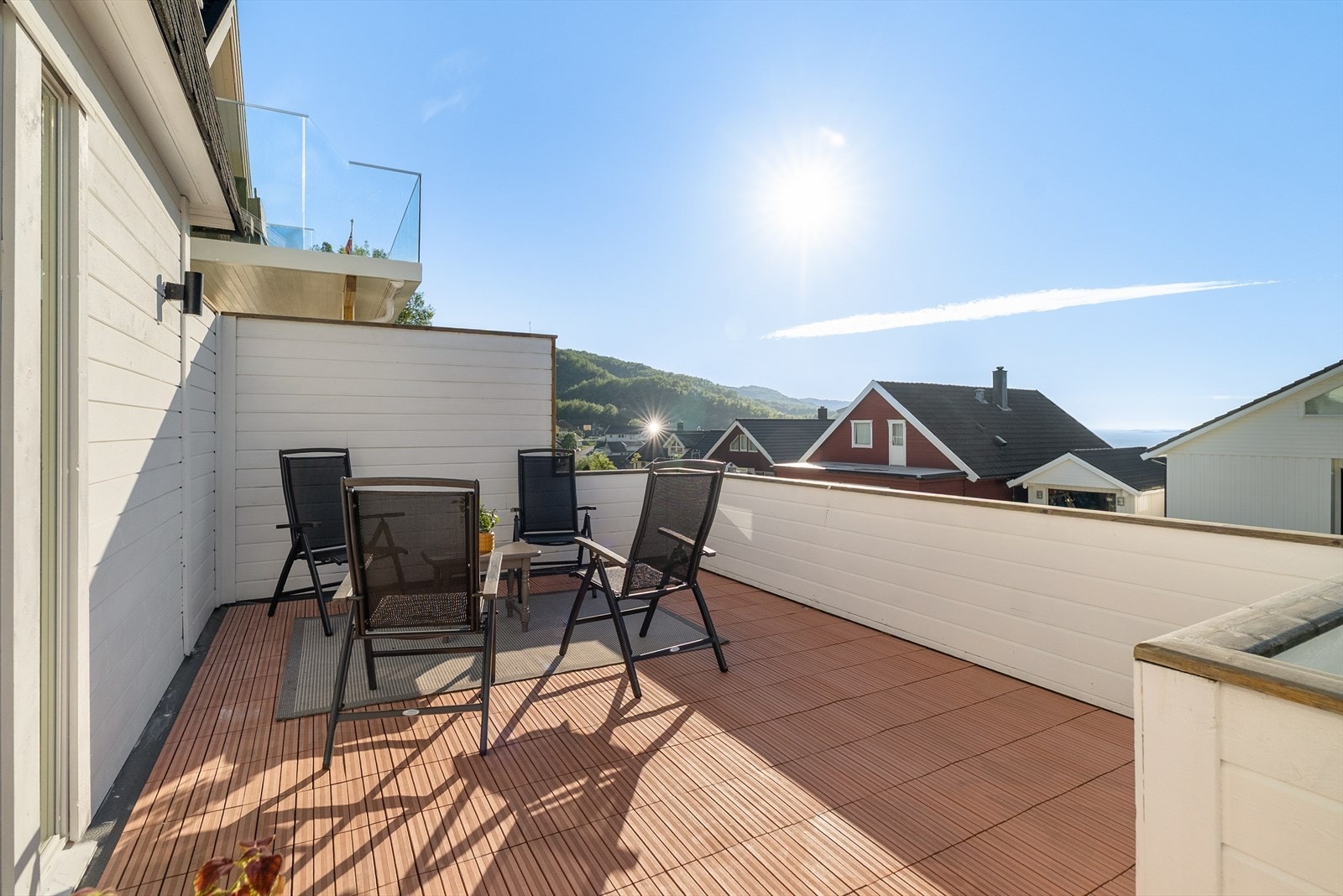 Her er det god plass til sittegruppe og hagemøbler. Galleribilde
