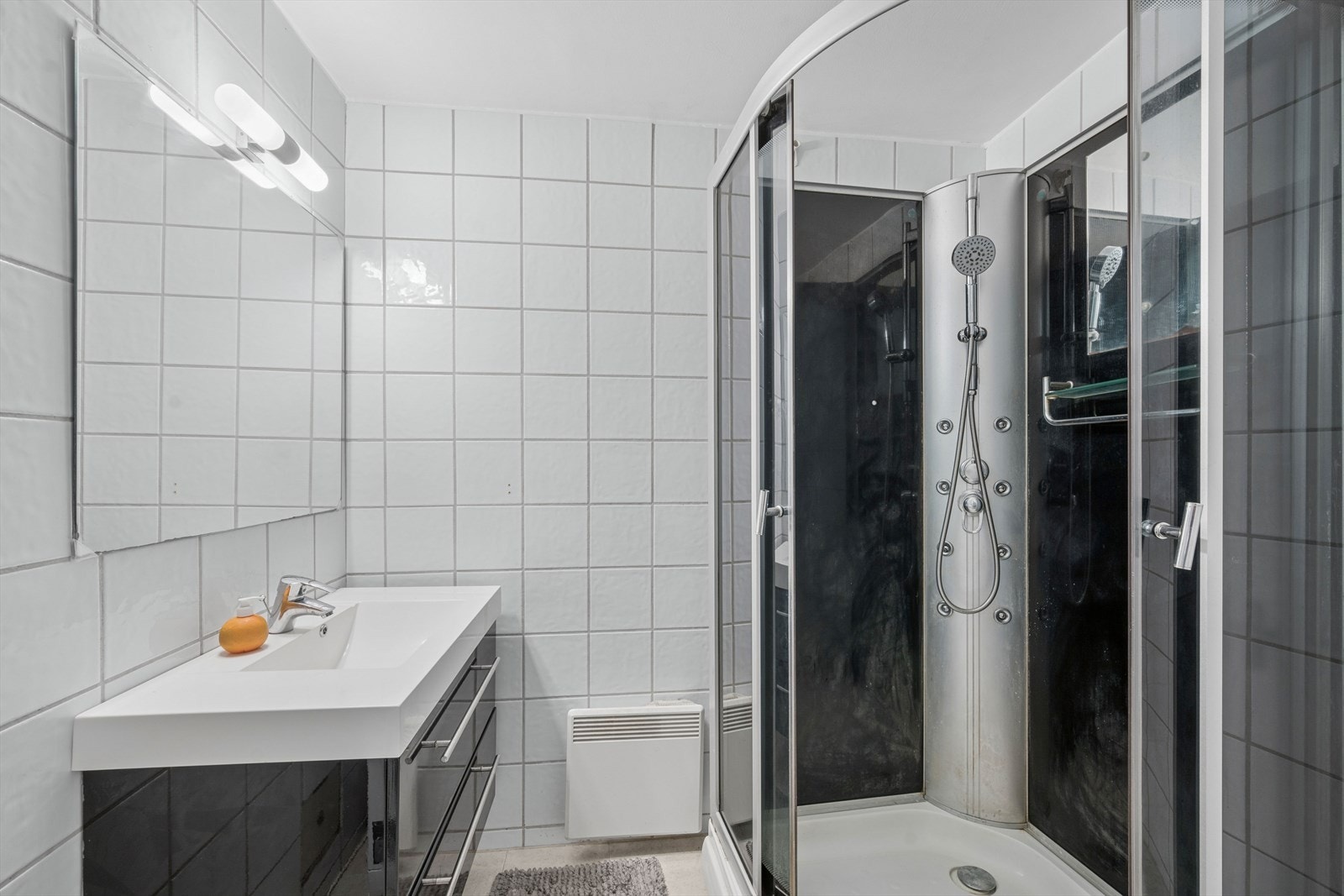 Baderommet har elektriske varmekabler, dusj kabinett og servant med underskap Galleribilde