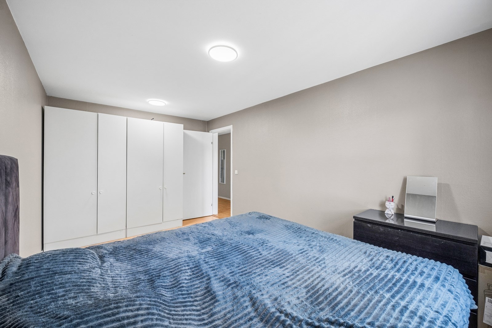 Her er det bra med garderobe plass Galleribilde