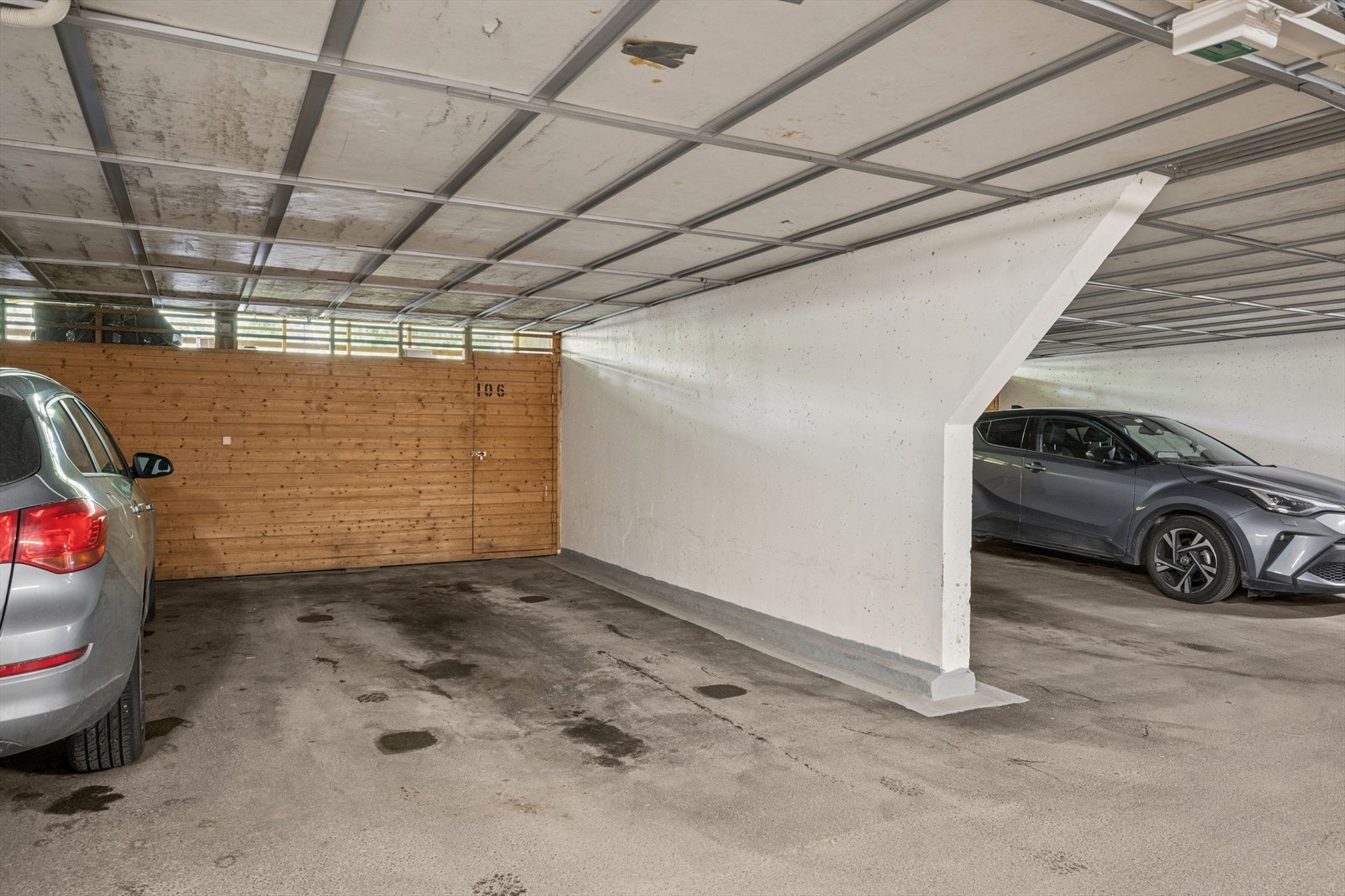 Garasjeplass og bod i fellesanlegg under blokken Galleribilde