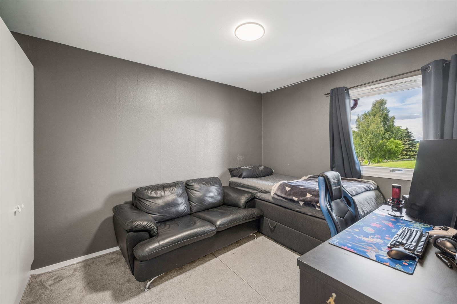 Soverom tre er innredet med en liten sittegruppa, med fortsatt god plass til garderobe, seng og kontor plass Galleribilde