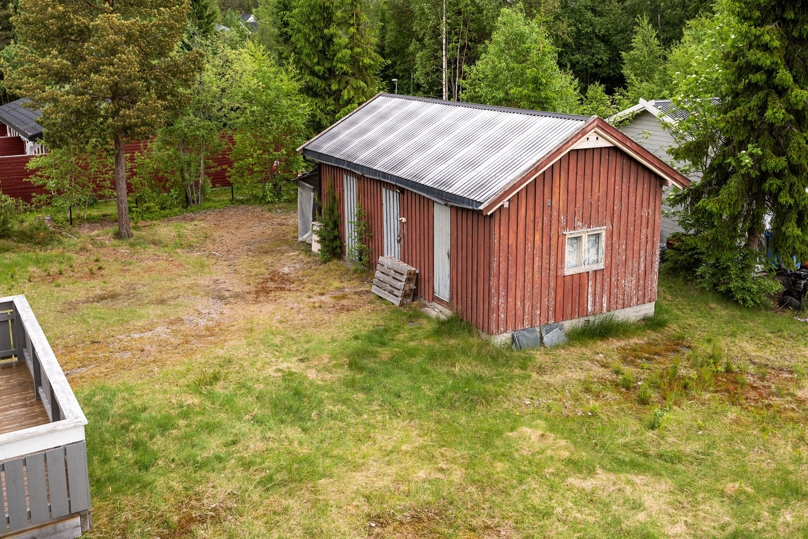 Frittstående bod på ca. 30 kvm med god lagringsplass. Bygget har behov for vedlikehold og oppgradering. Galleribilde