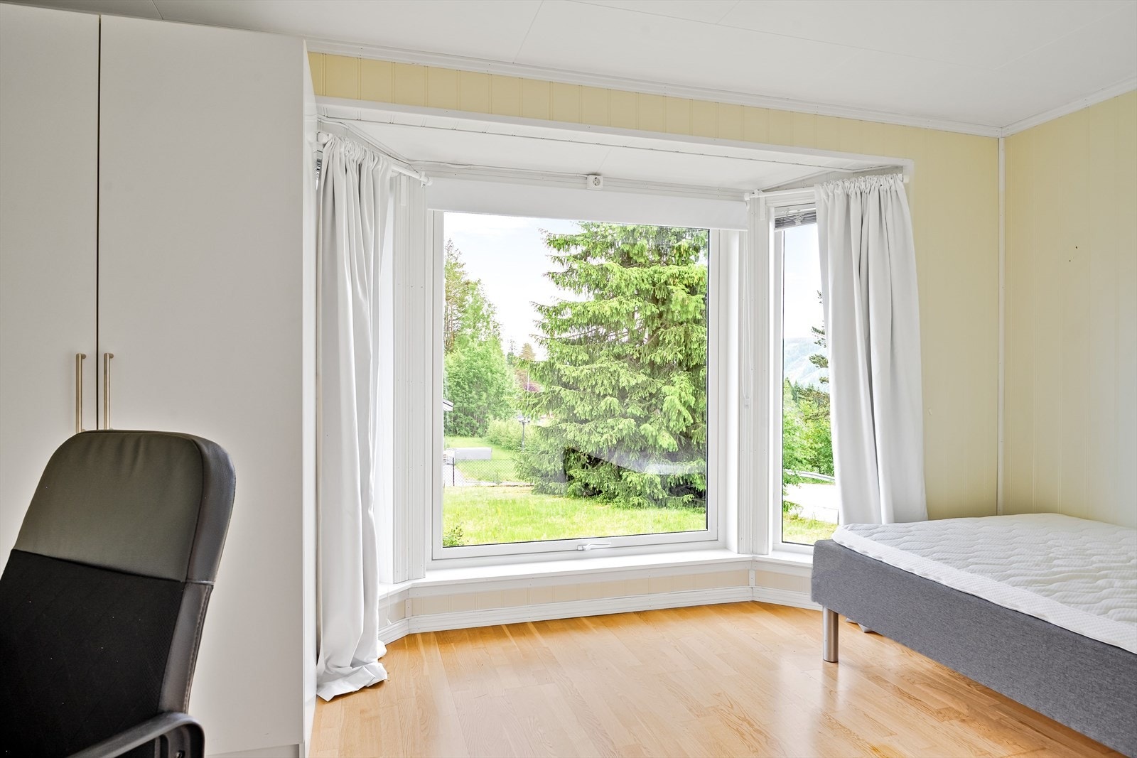 En del av stuen i 1.etasje er gjort om til soverom og har god plass til seng, garderobeskap og kontorpult. Galleribilde