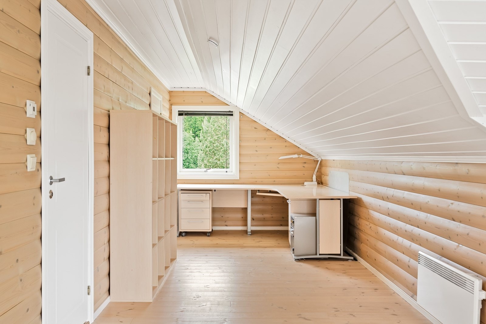 2.etasje med blant annet 4 soverom og gang som per i dag er innredet som kontorplass. Galleribilde