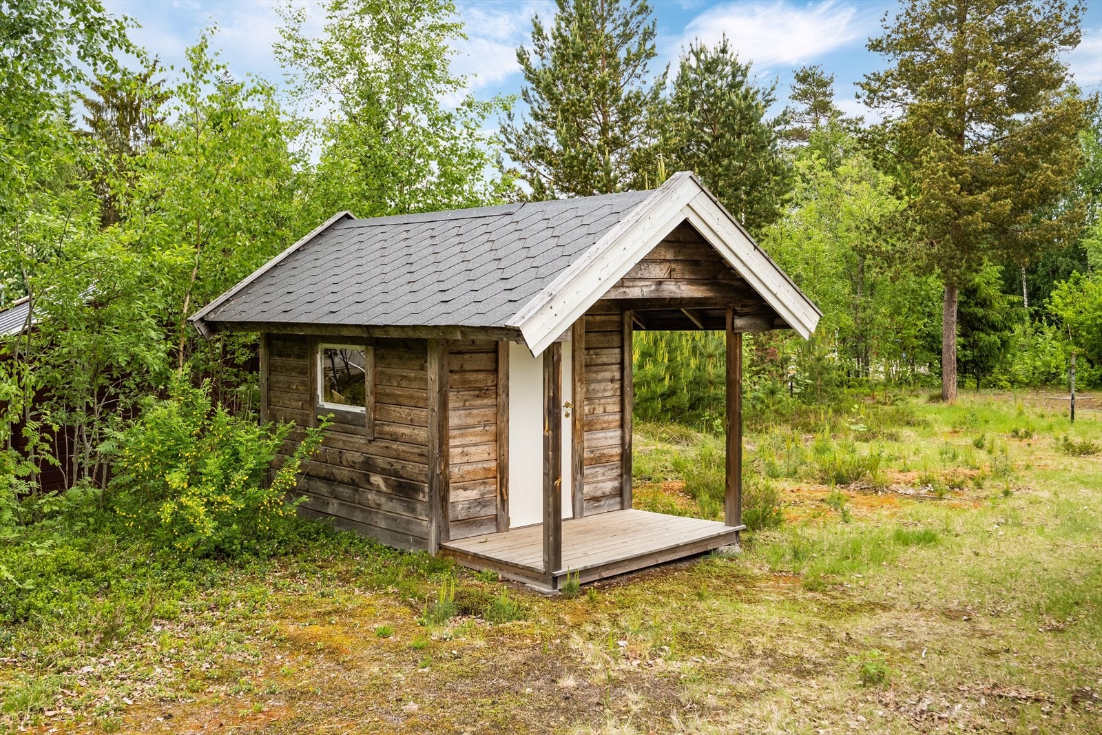 Eiendommen er også bebygd med en frittstående lekestue. Galleribilde