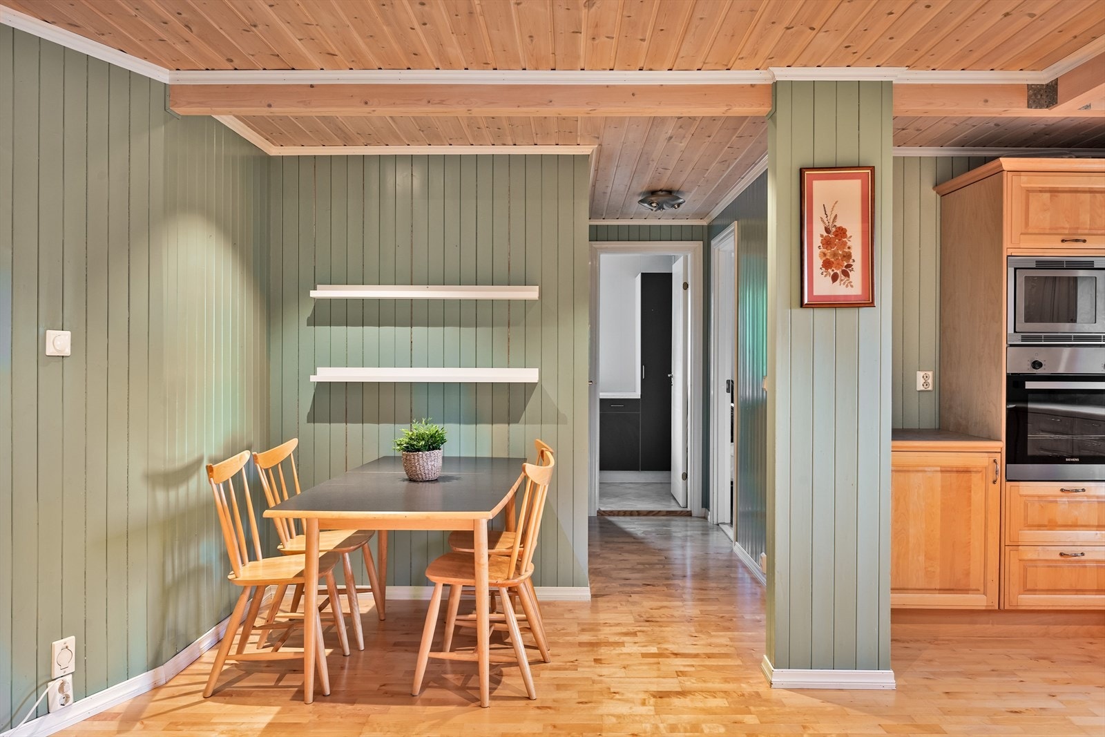 Plass til spisebord på kjøkkenet. Galleribilde
