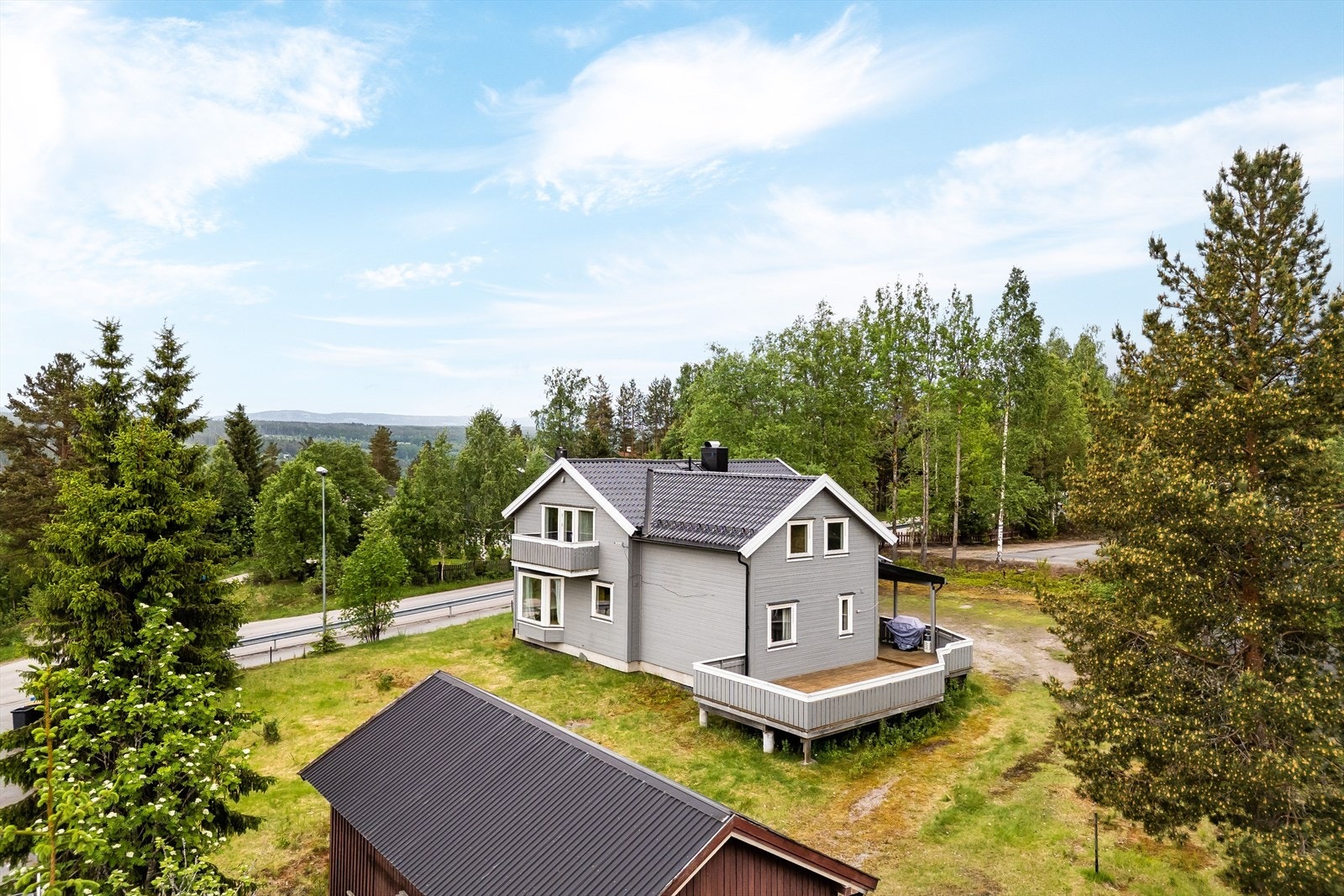 Eiendommen ligger i et rolig og veletablert boligområde på Kirkeberget, med kun 1,7 km til Rena sentrum. Galleribilde