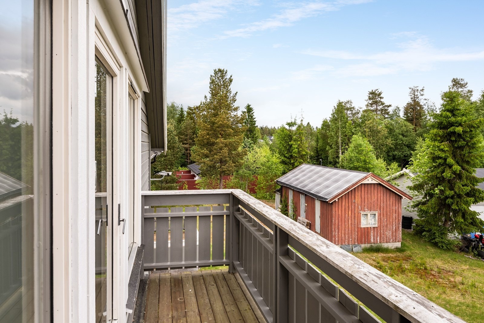 Balkong i 2.etasje
på ca. 4 kvm. Balkongen har behov for oppgradering. Galleribilde